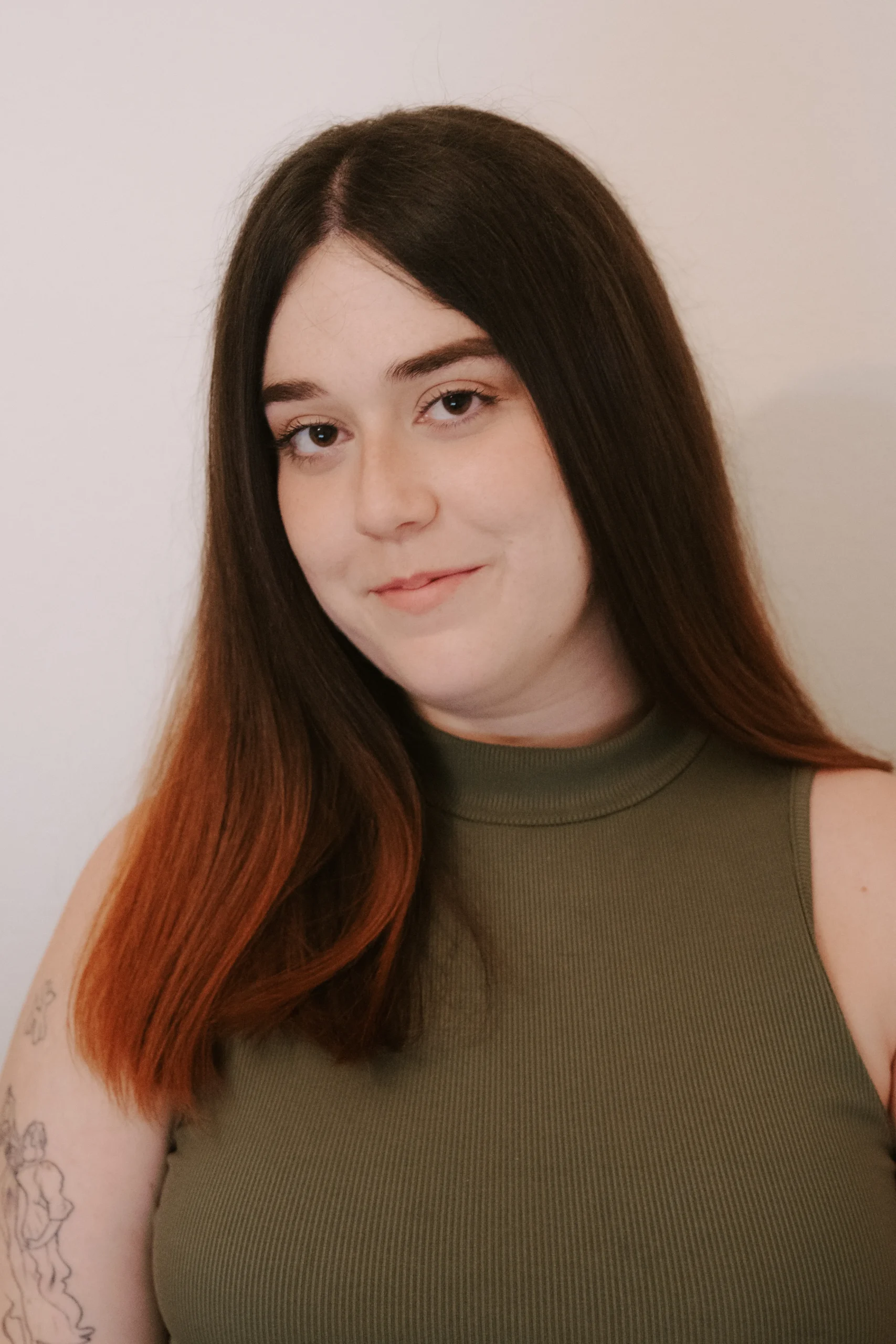 Fotógrafa de bodas Valenciana, posando en una sesión de fotos.