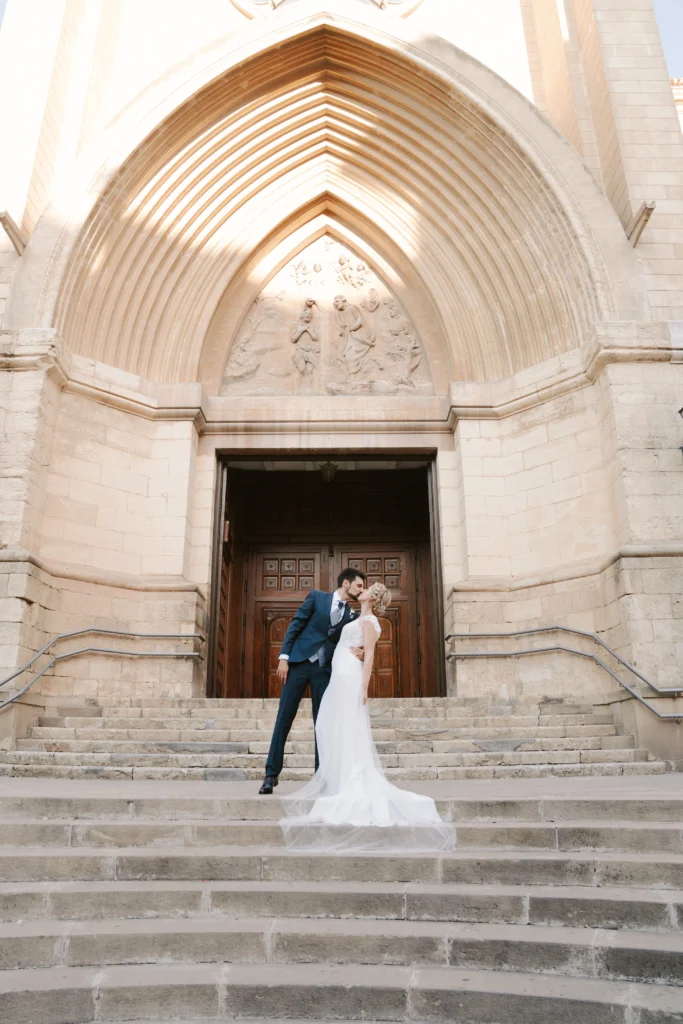 Fotógrafo de bodas en la Catedral de Albacete, la novia posando con elegancia en la entrada.