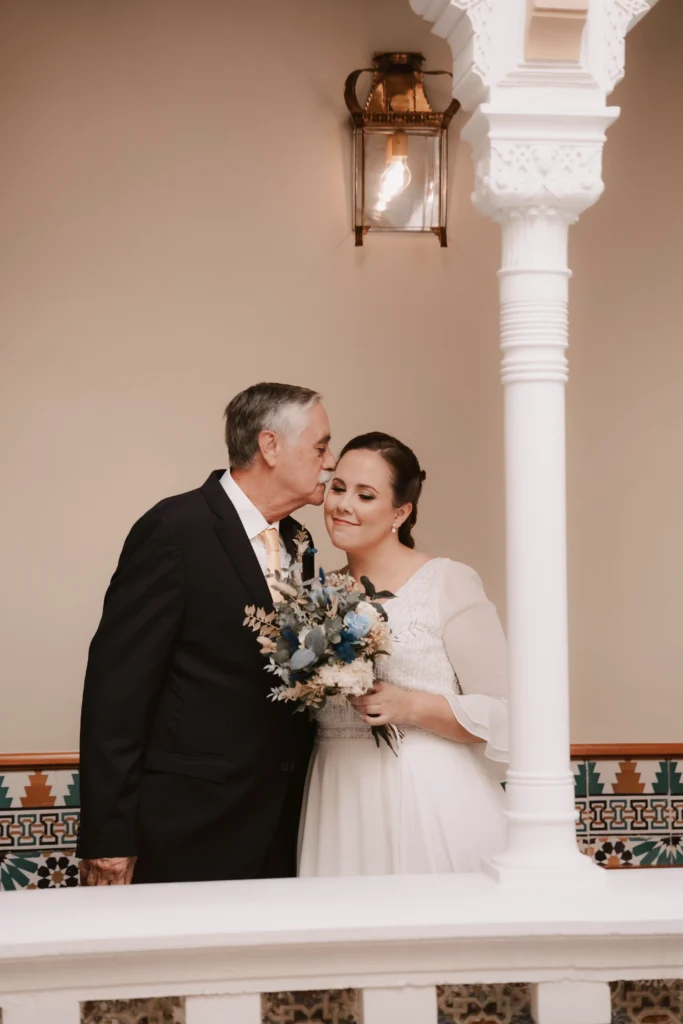Fotógrafo de bodas en el Balneario de Archena, un posado emotivo de la novia con su padre.
