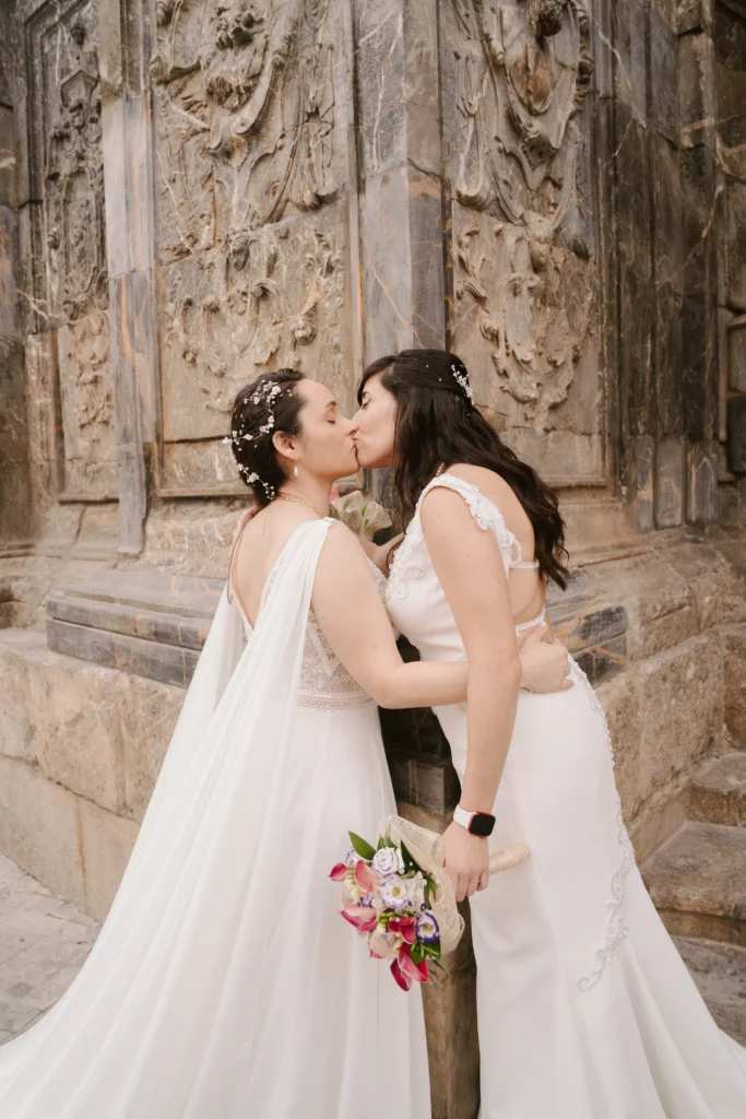 Fotógrafo de bodas en la Catedral de Murcia, una pareja de novias posando de forma romántica.