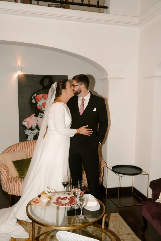 Fotógrafo de bodas en Estudio Ana, una pareja posando para un reportaje profesional.