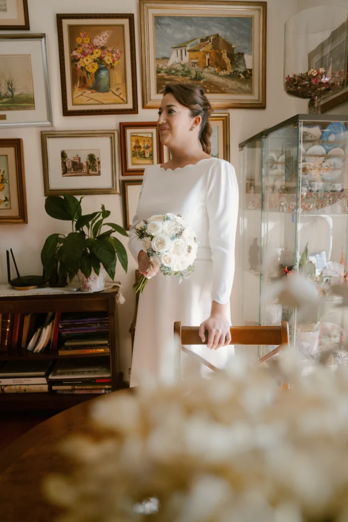 Fotógrafo de bodas en Murcia, la novia posando en la casa de sus padres antes de la ceremonia.