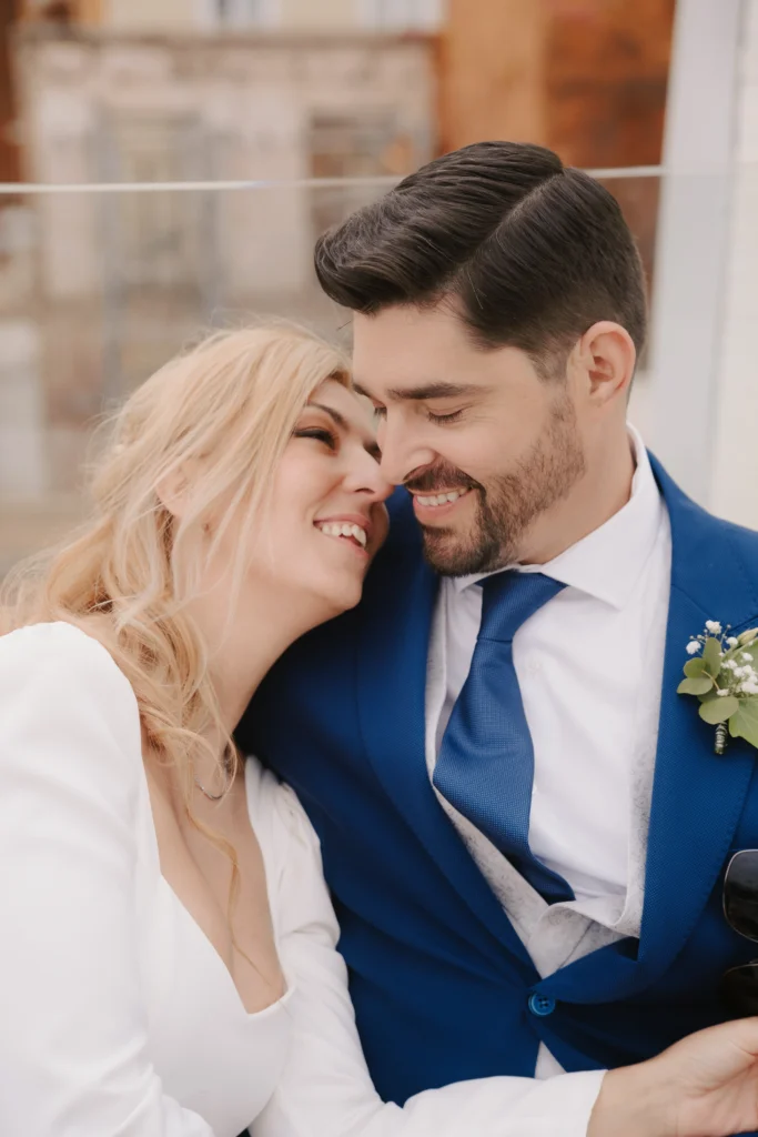 Fotógrafo de bodas en Cartagena, la pareja riendo en un posado divertido en la Casa de las Flores.