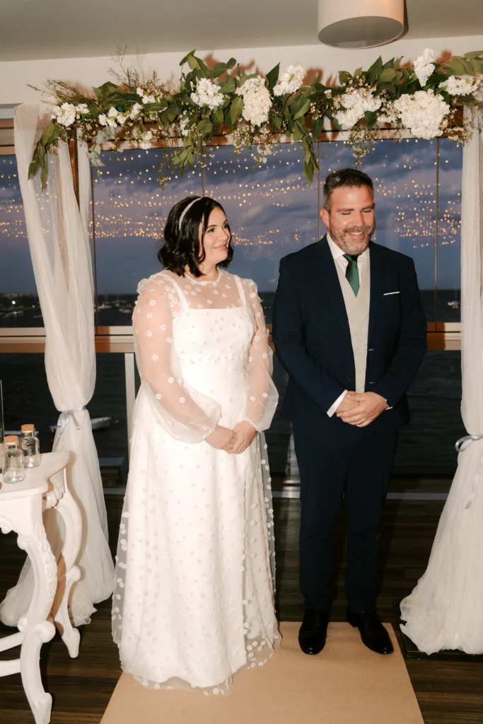 Fotógrafo de bodas en San Javier, la ceremonia de la boda en la playa en el Restaurante Miramar.