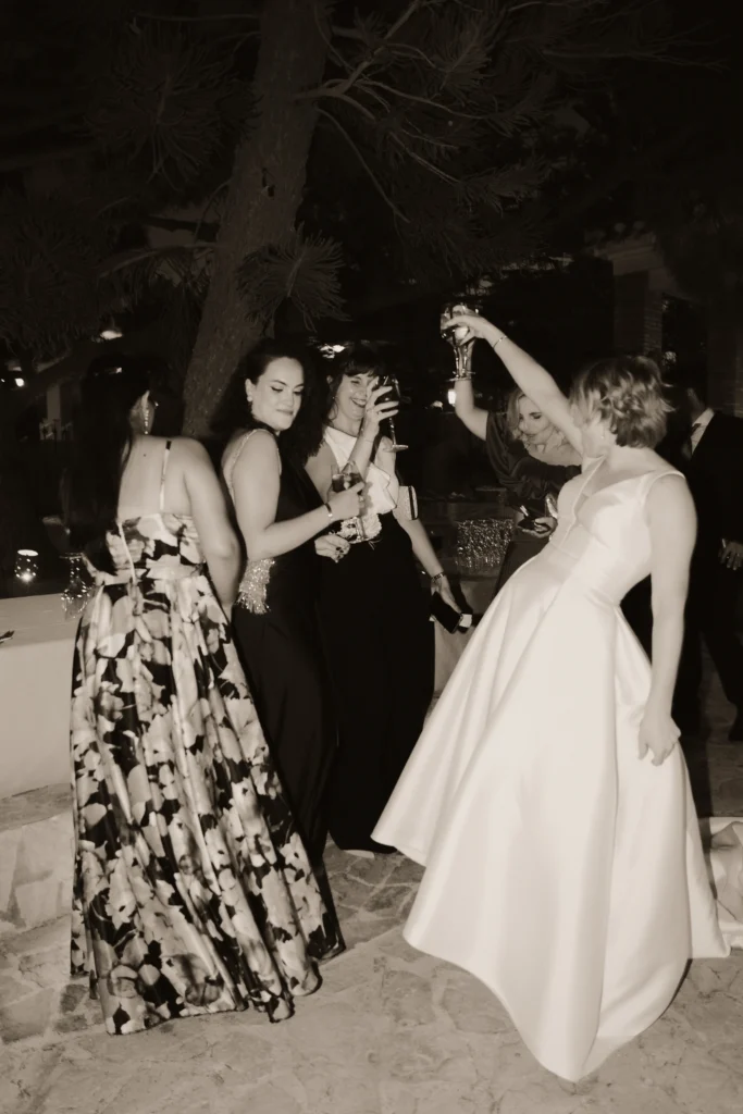 Fotógrafo de bodas en el Restaurante Venta la Rata, la novia brindando emotivamente con sus amigas. Foto en blanco y negro.