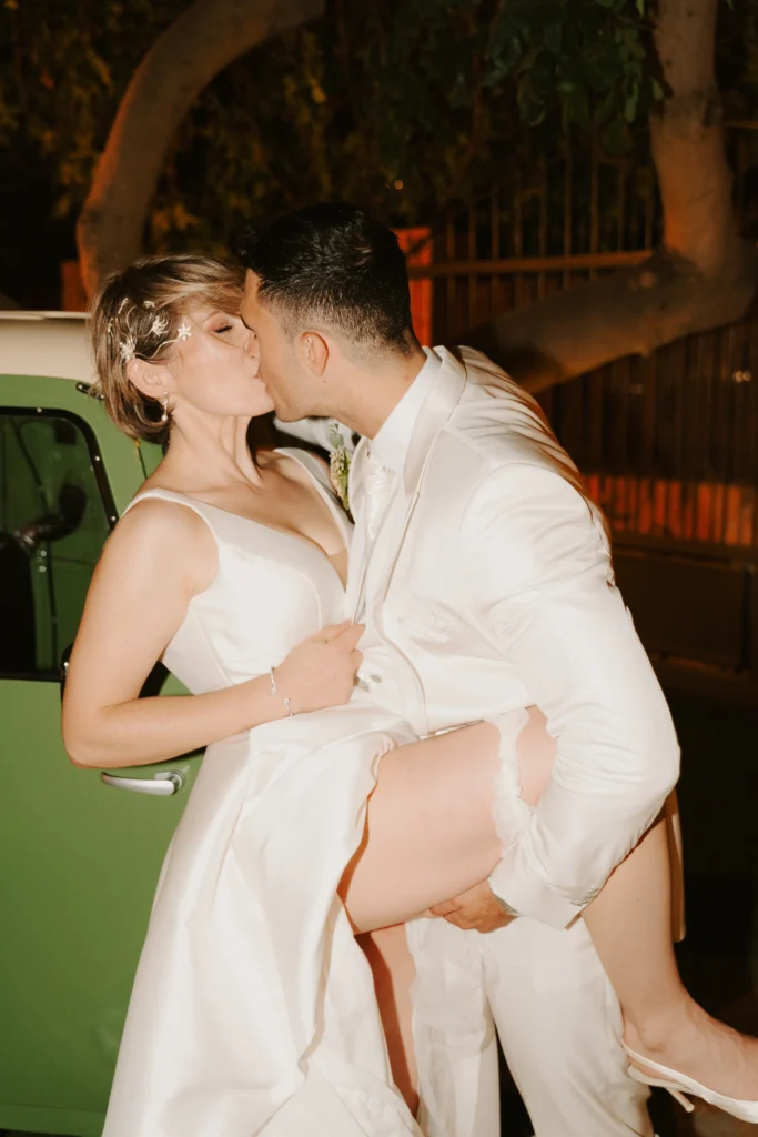 Fotógrafo de bodas en el Restaurante Venta la Rata, un posado precioso de los novios en un rincón con encanto.