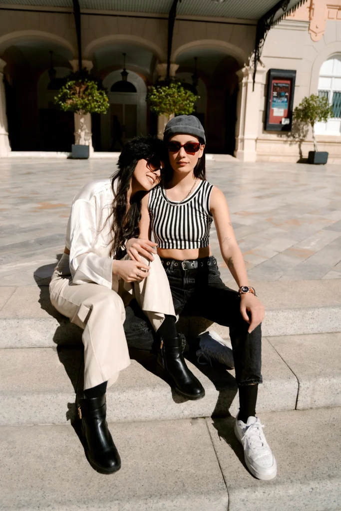 Fotógrafo de parejas en Murcia, dos mujeres caminando juntas en el pintoresco casco antiguo