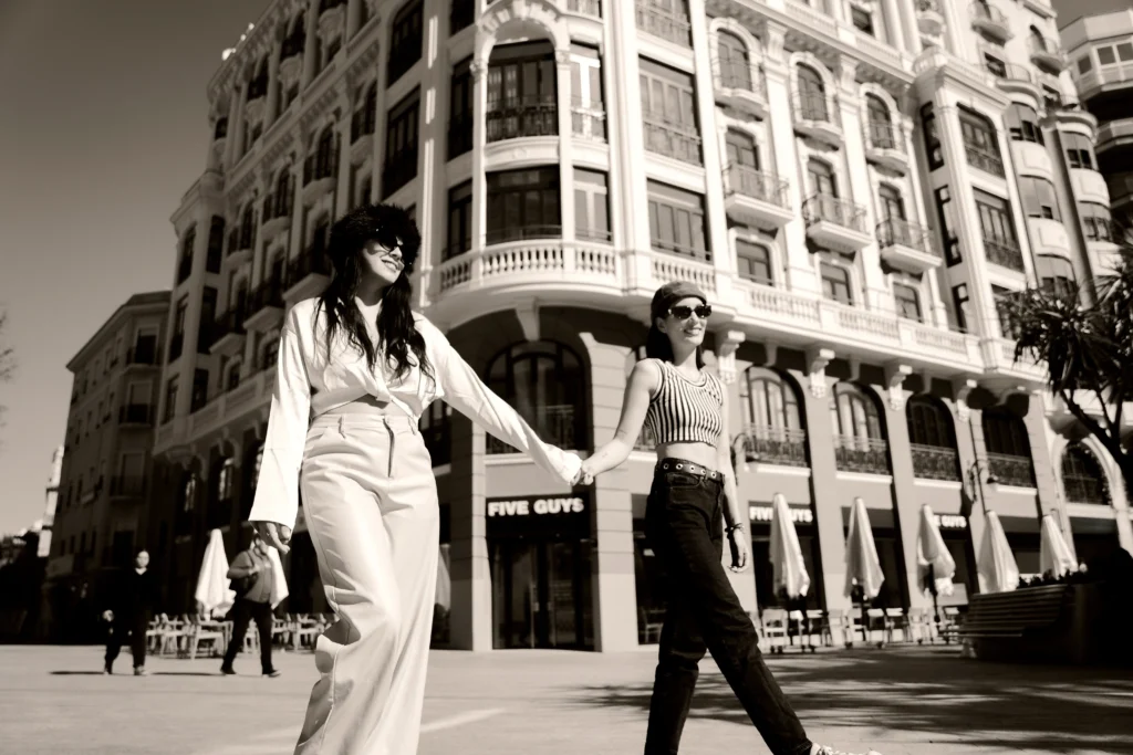 Fotógrafo de parejas en Murcia, dos novias paseando en la plaza de Santo Domingo, por el casco antiguo de la ciudad.