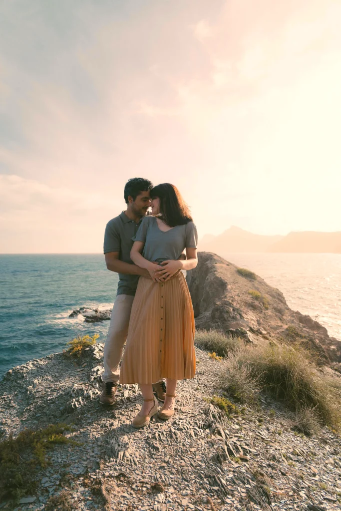 Fotógrafo de parejas en Portmán, Murcia, la pareja besándose con un atardecer espectacular de fondo.