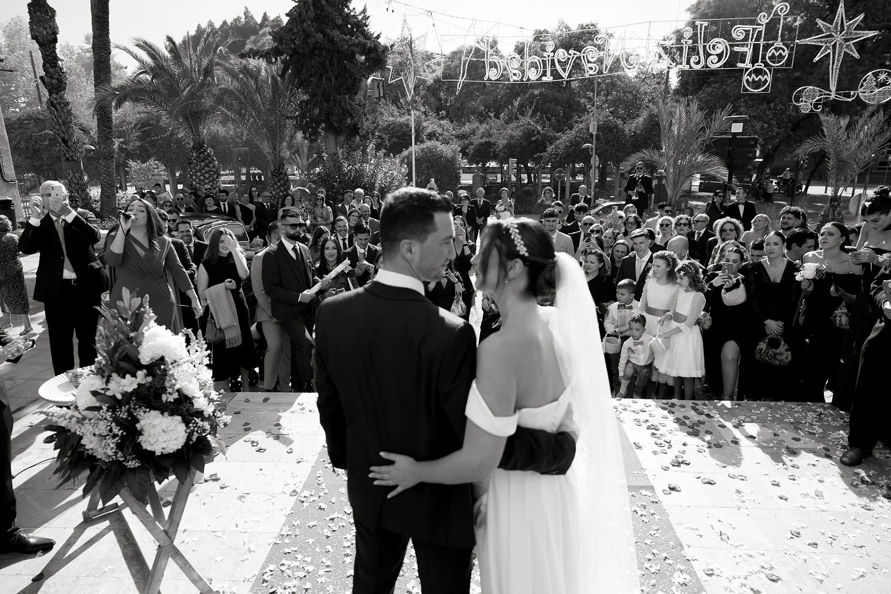 Salida de los novios de la iglesia en Murcia — reportaje documental de boda por Sergio Bodas