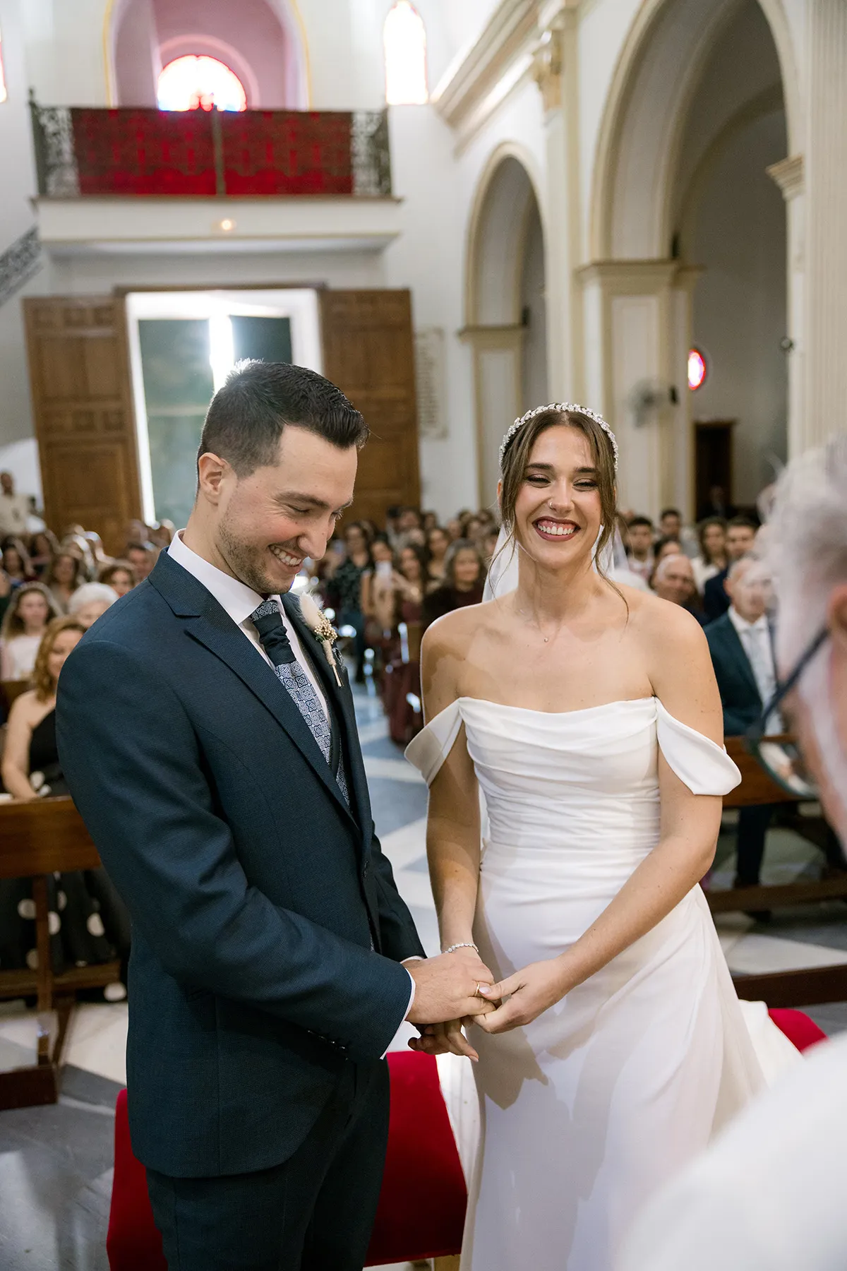 Intercambio de anillos en boda religiosa en Murcia