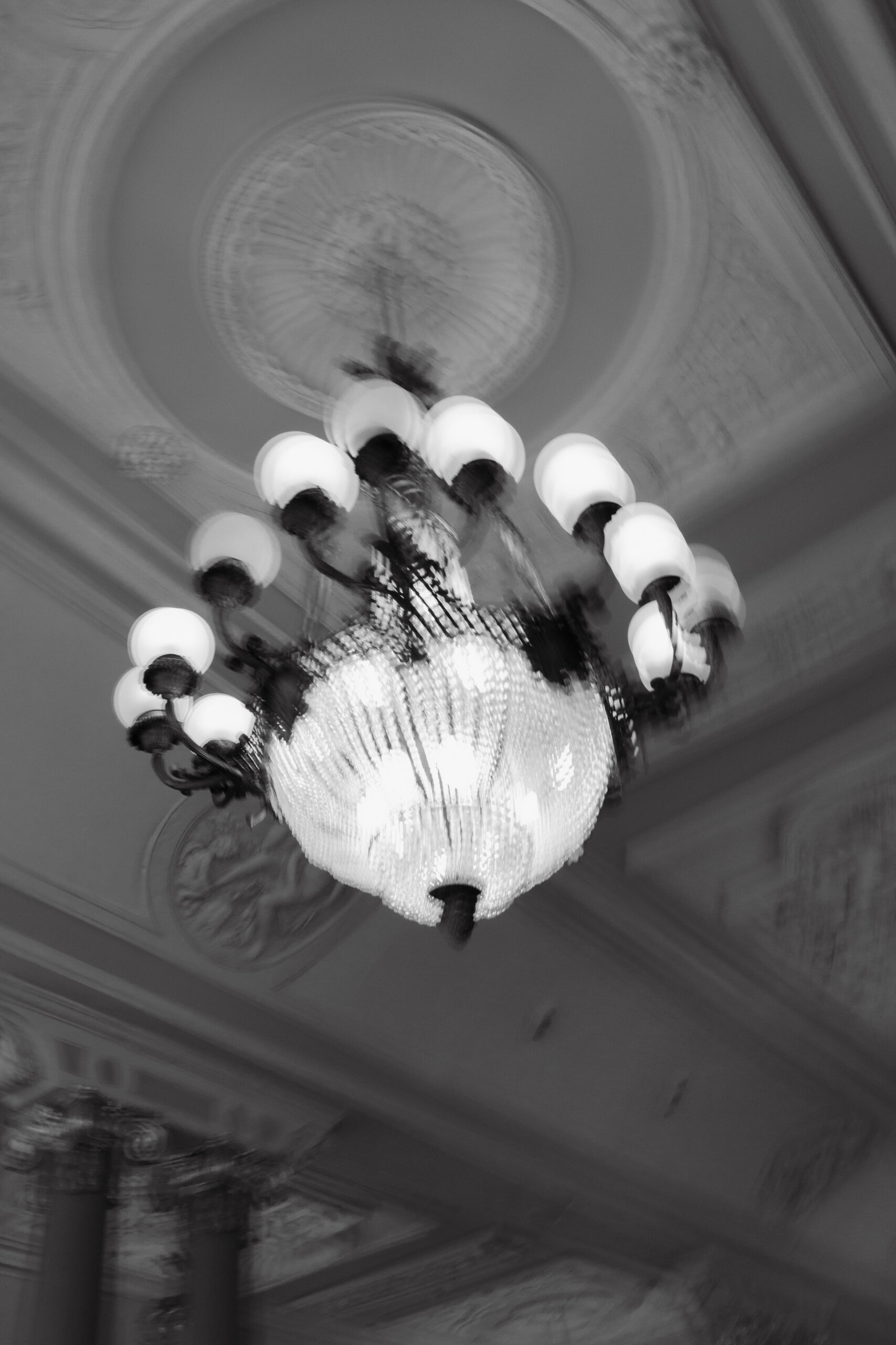 Detalle en blanco y negro de la lámpara araña del Casino de Murcia — boda