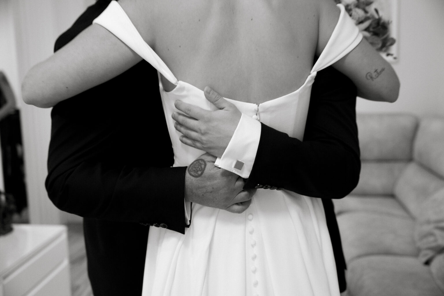 Detalle de la espalda del traje del novio el día de su boda en Murcia