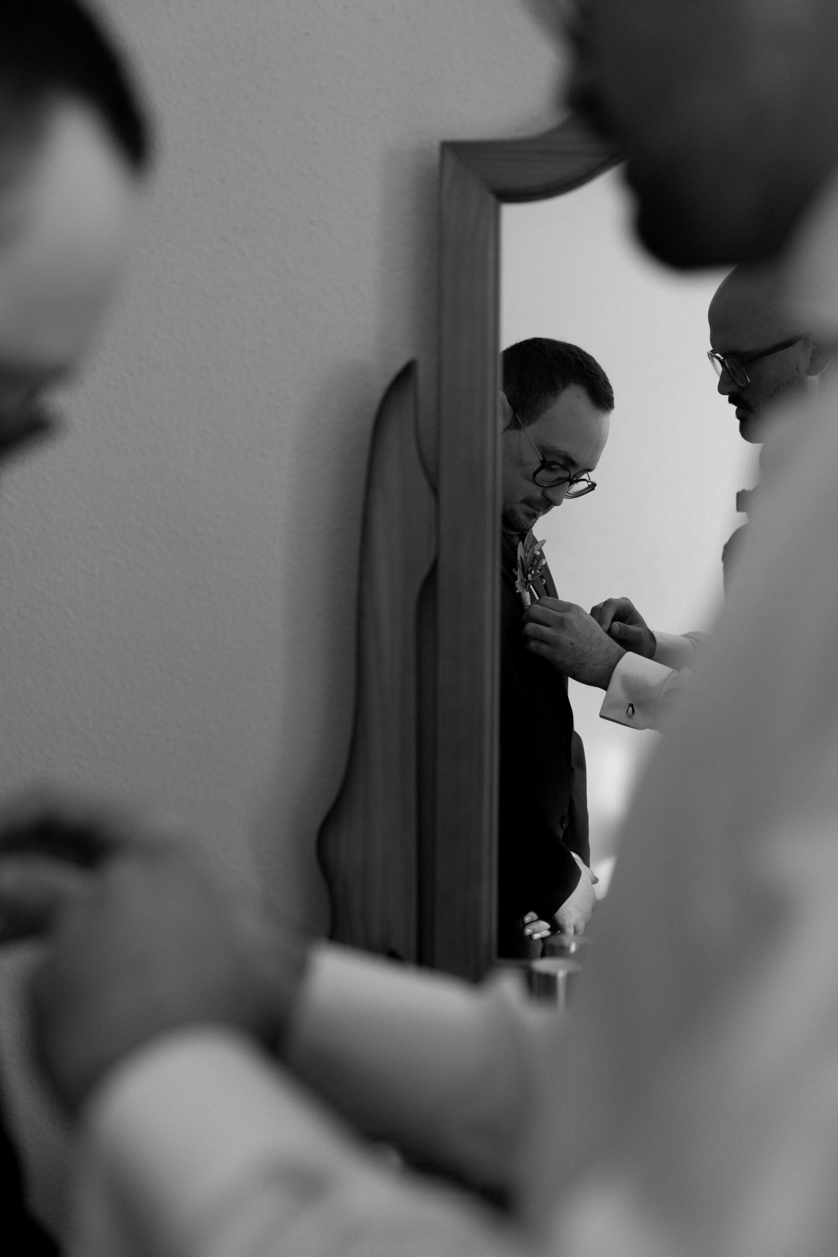 Detalle en blanco y negro de los zapatos del novio durante los preparativos — boda en Murcia