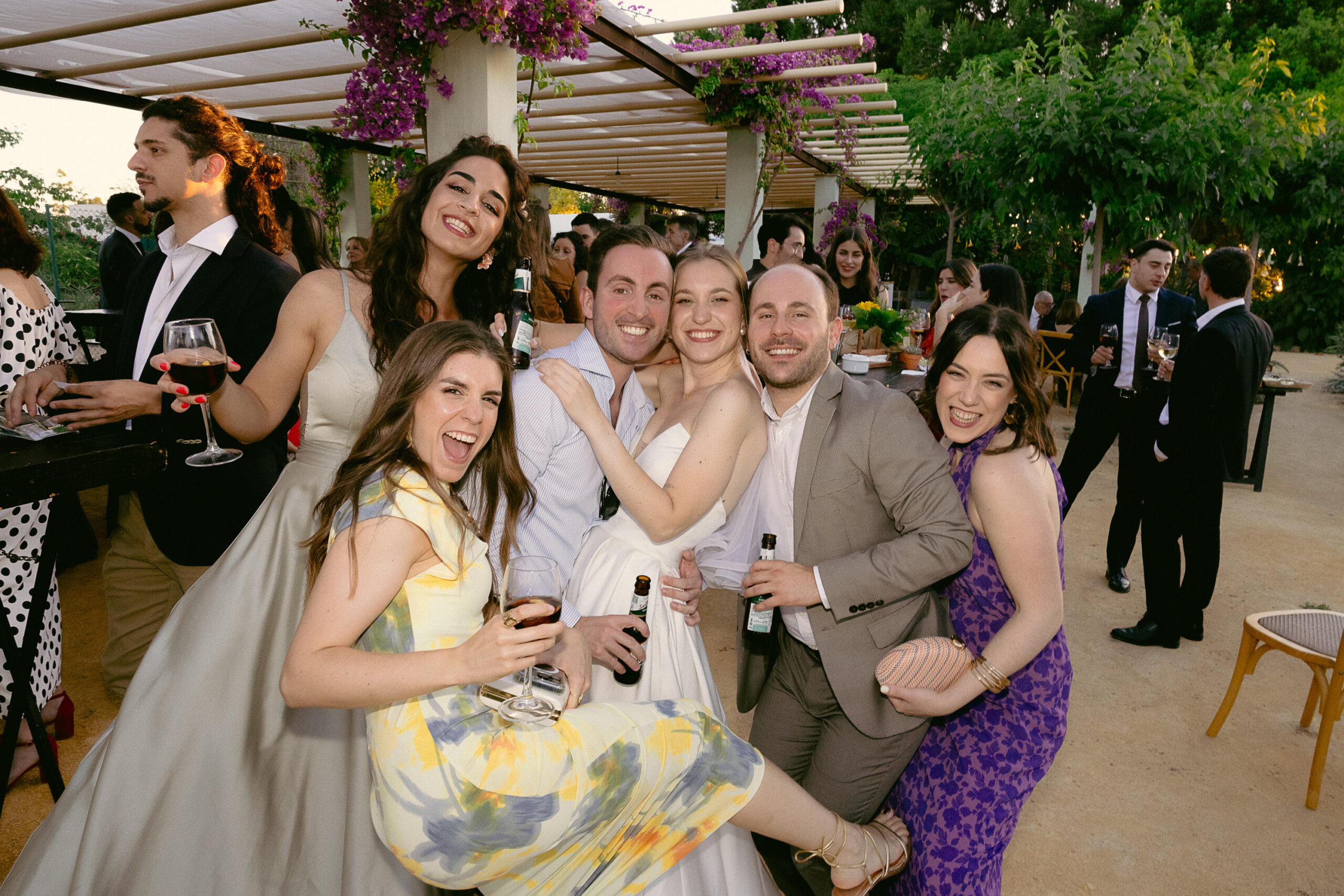 Foto de grupo de invitados en Finca La Carrasca Orihuela — fotógrafo de bodas Orihuela precio Sergio Bodas