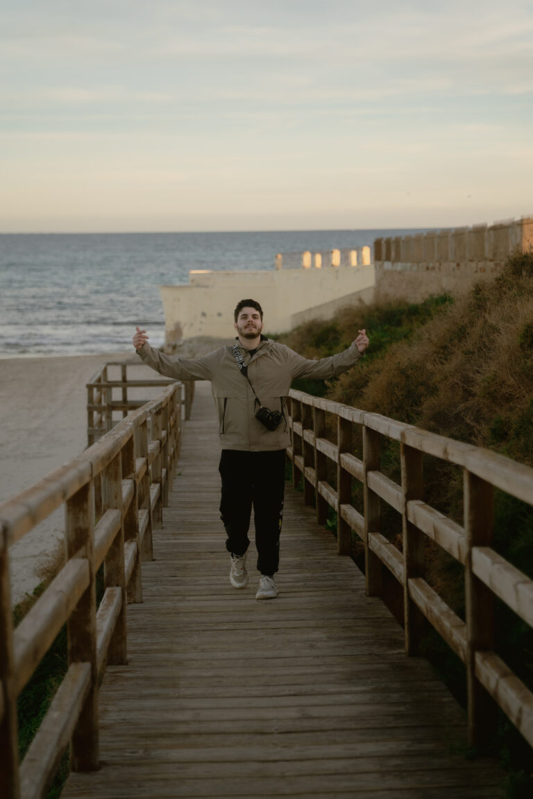 Sergio, fotógrafo de bodas en Alicante, en una pasarela junto a la playa