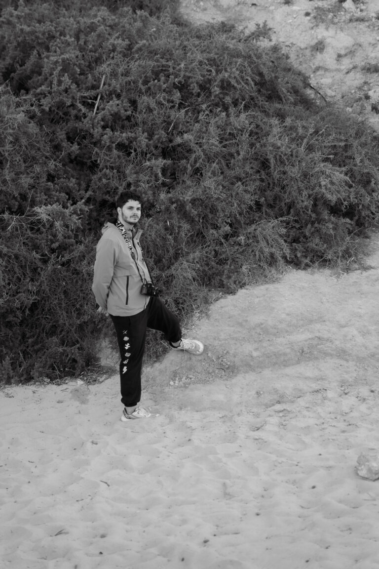 Sergio, fotógrafo de bodas en Orihuela, en la playa en blanco y negro