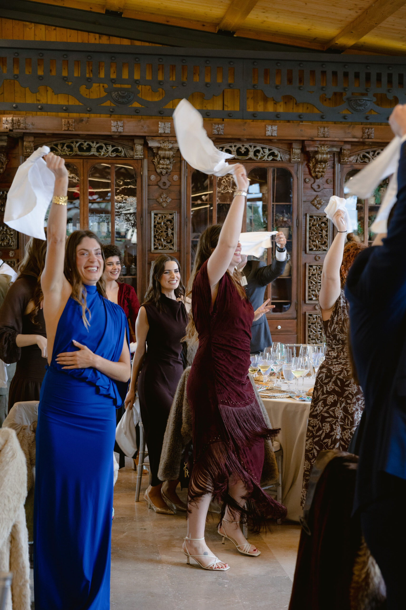 Invitadas bailando en el salón durante el banquete — boda en Murcia