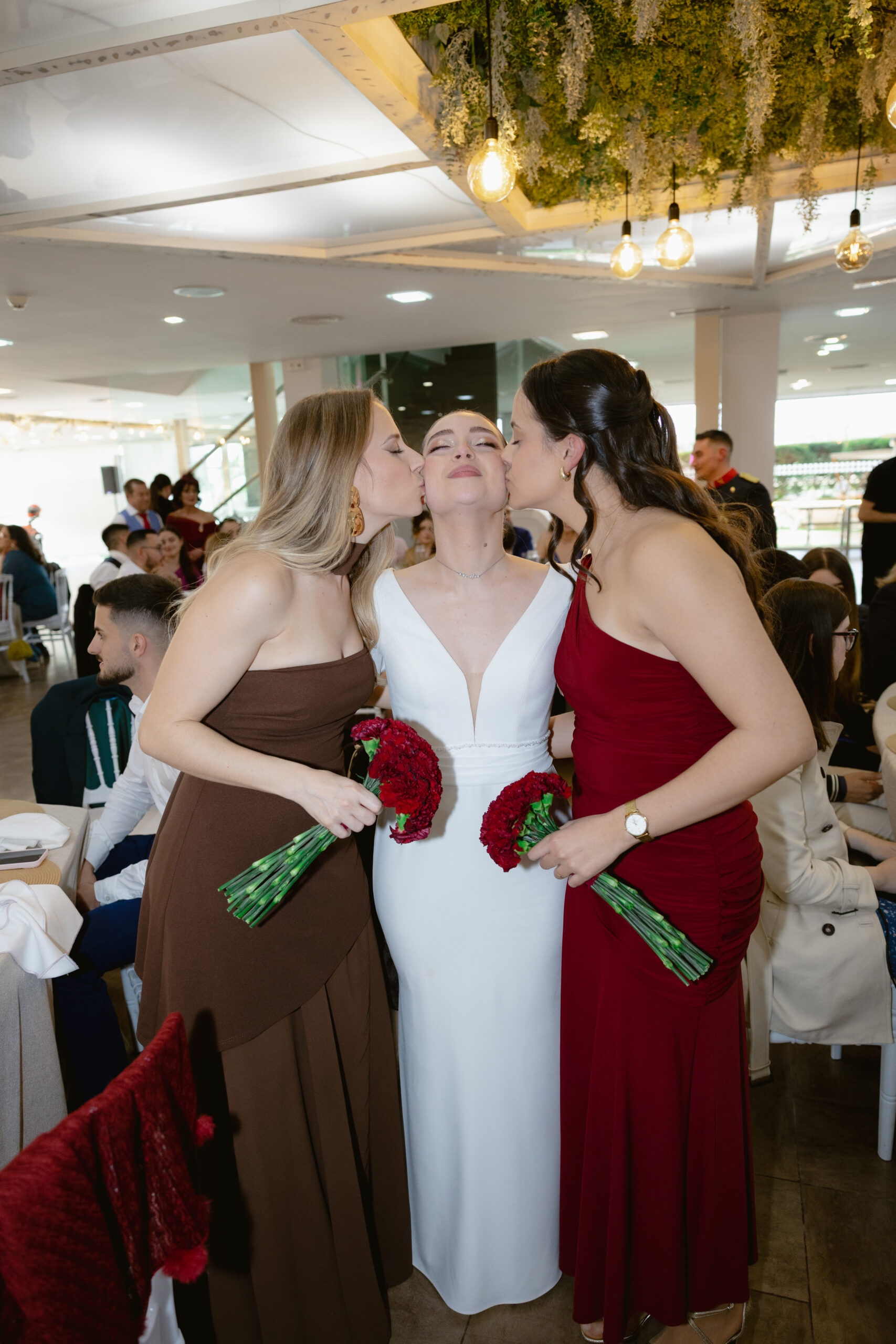 Invitadas bailando en el salón de boda en Murcia — fotografía documental