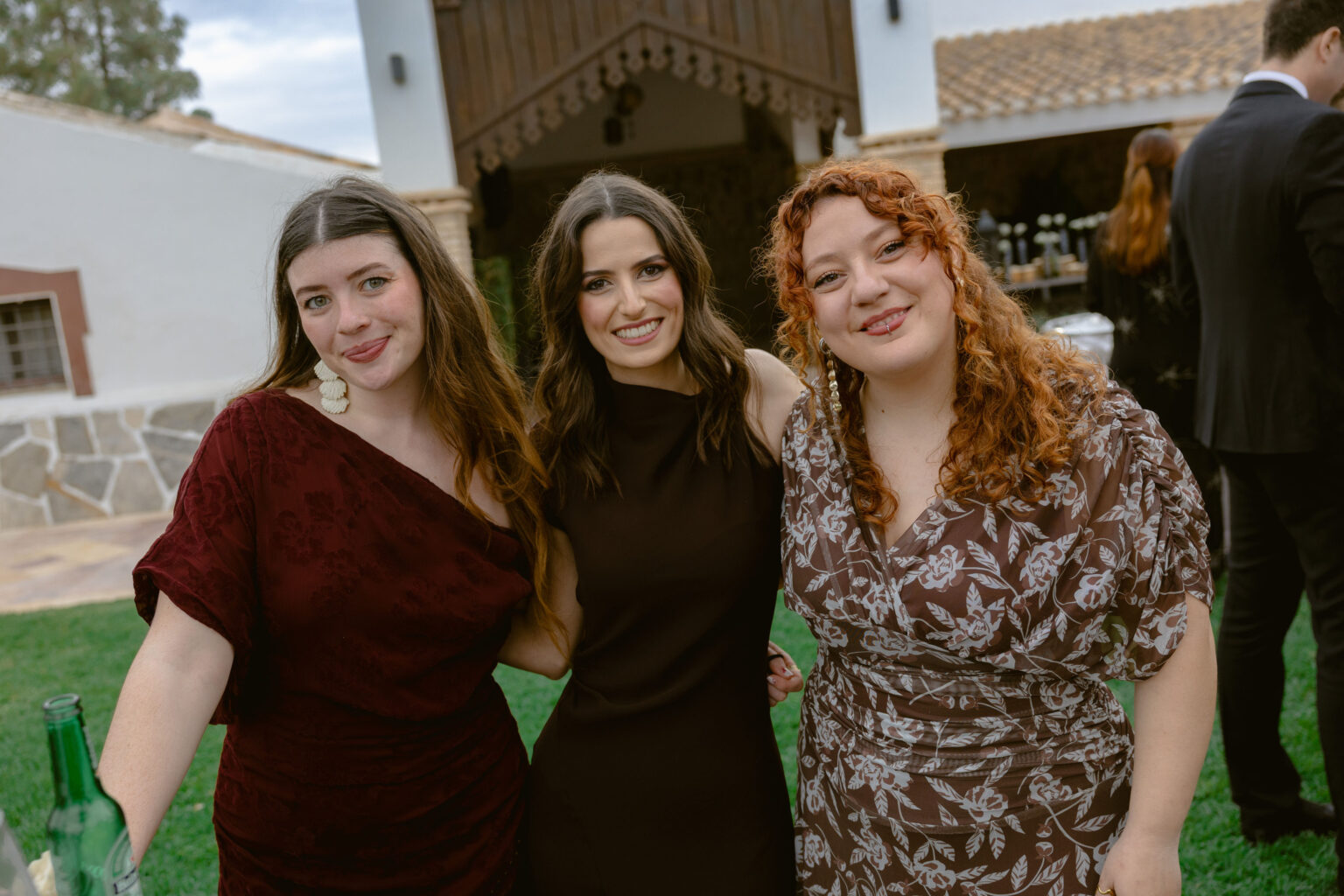 Invitadas riendo en el cóctel al aire libre de una boda en Murcia
