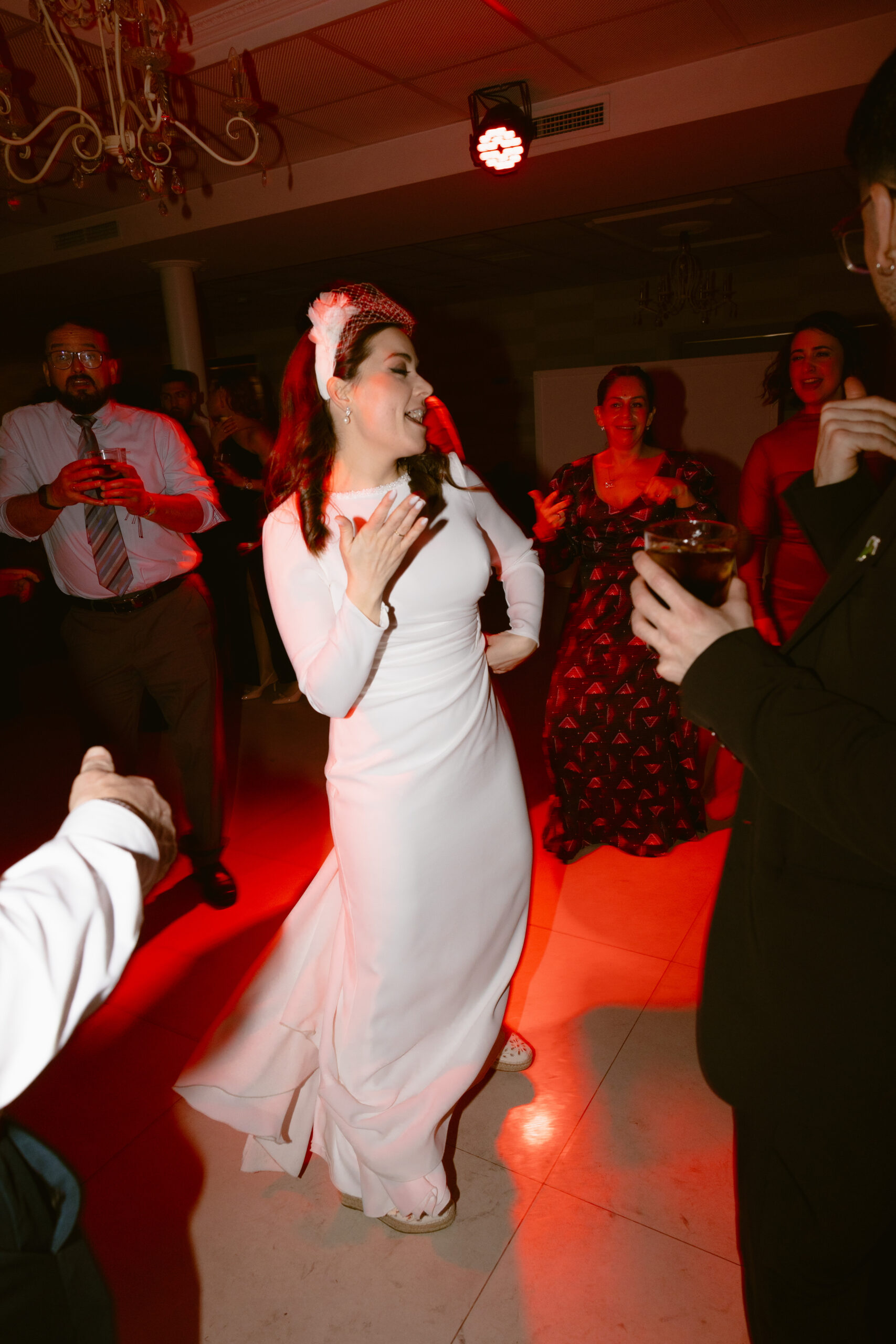 Novia bailando en la pista durante la fiesta de noche — reportaje de boda en Murcia