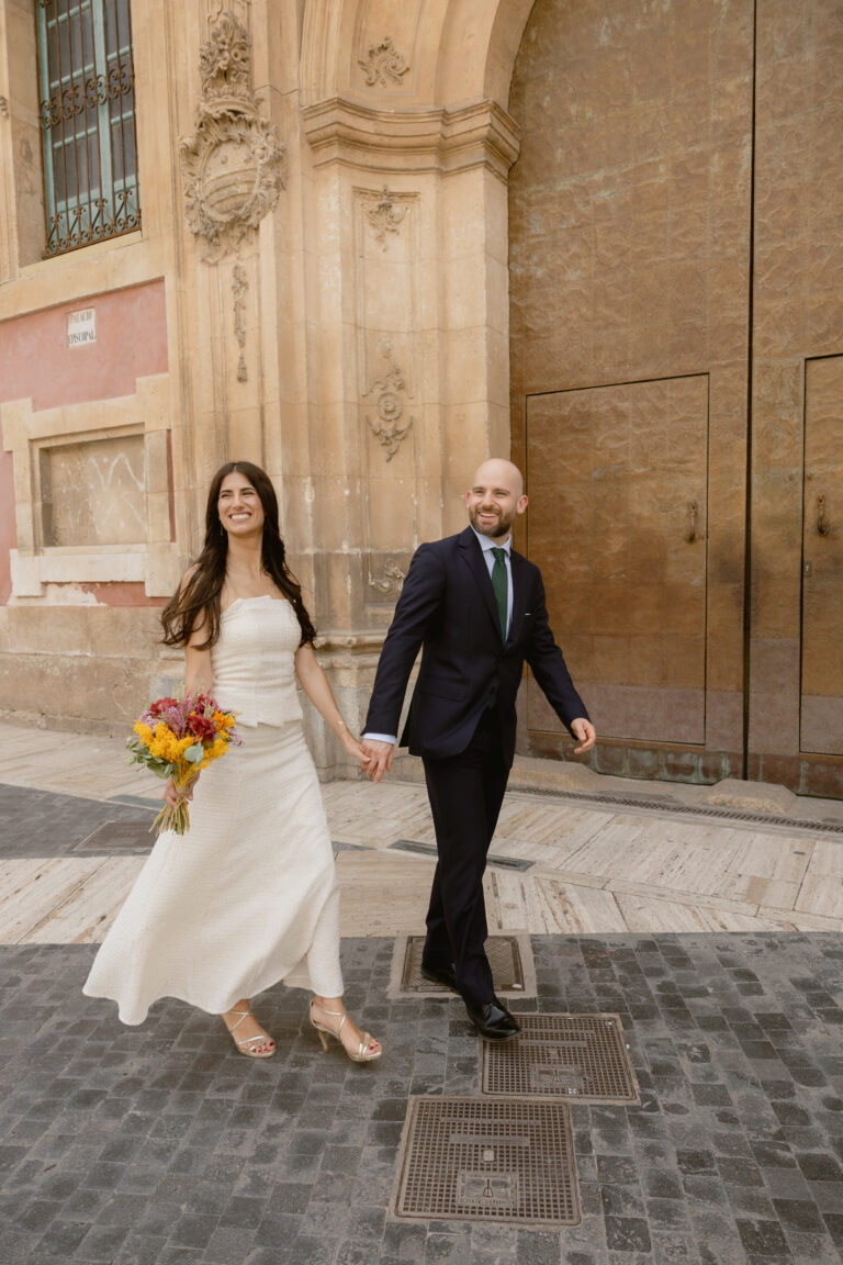 Novios paseando por una calle de Murcia a última hora de la tarde