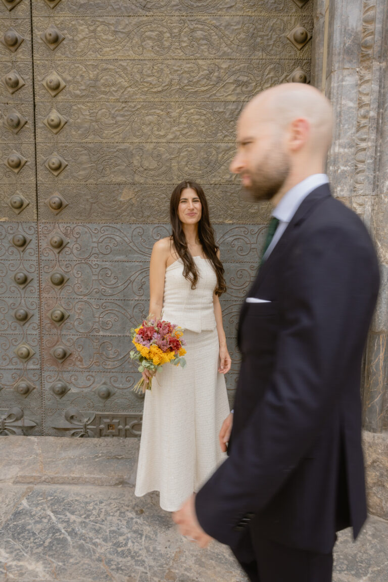 Novios abrazados junto a la Catedral de Murcia