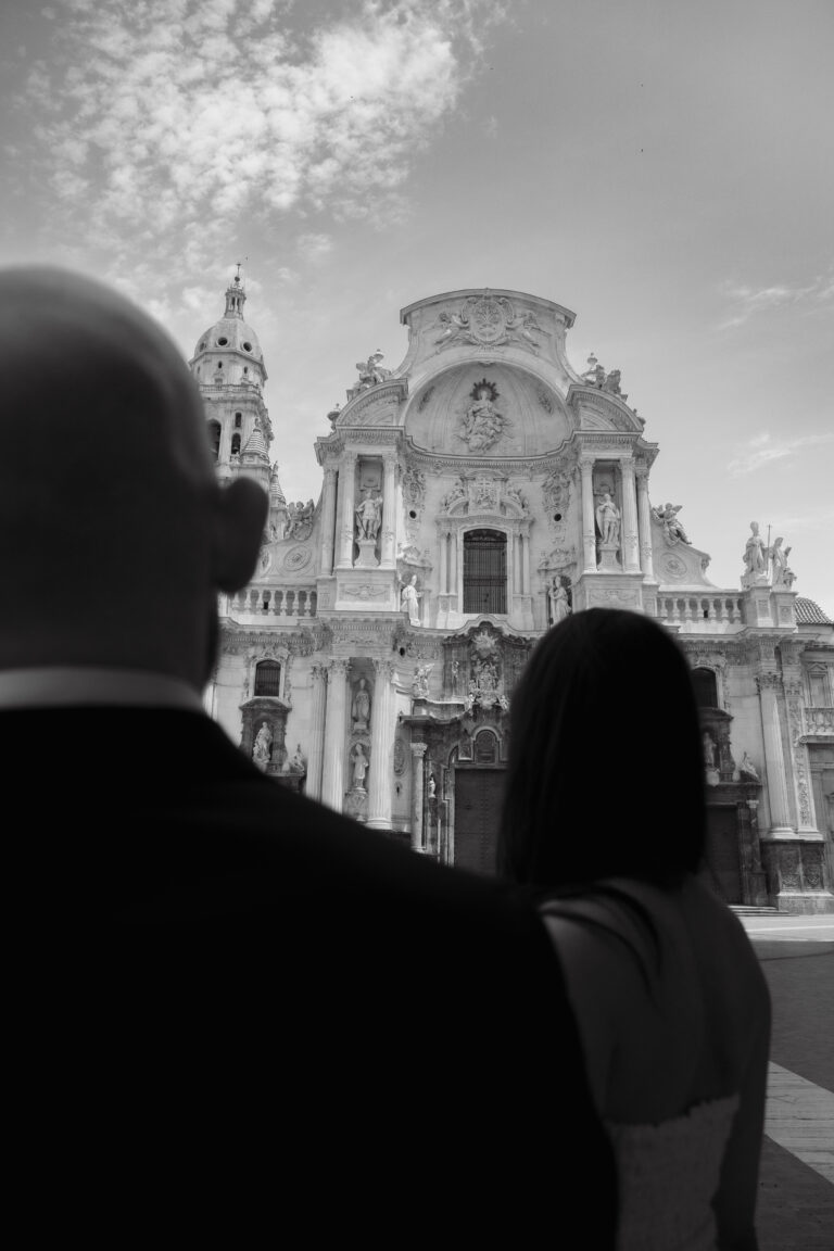 Novios a contraluz frente a la Catedral de Murcia, en blanco y negro