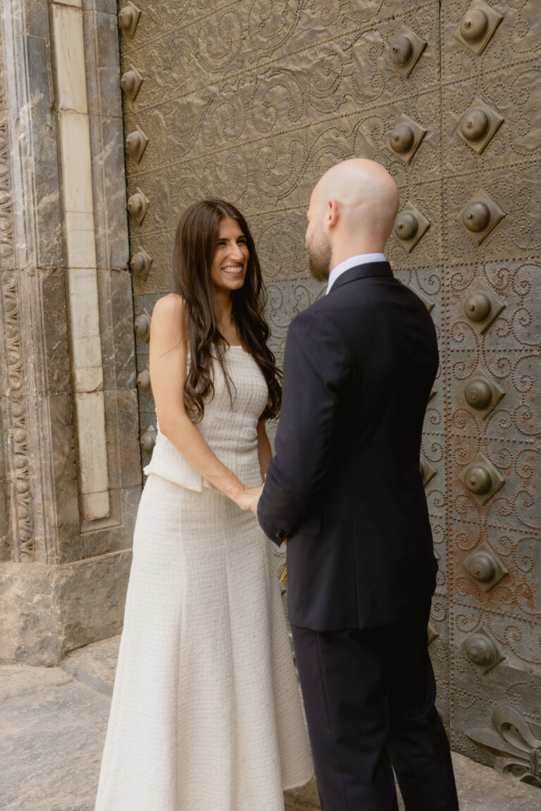 Novios mirándose frente a la Catedral de Murcia