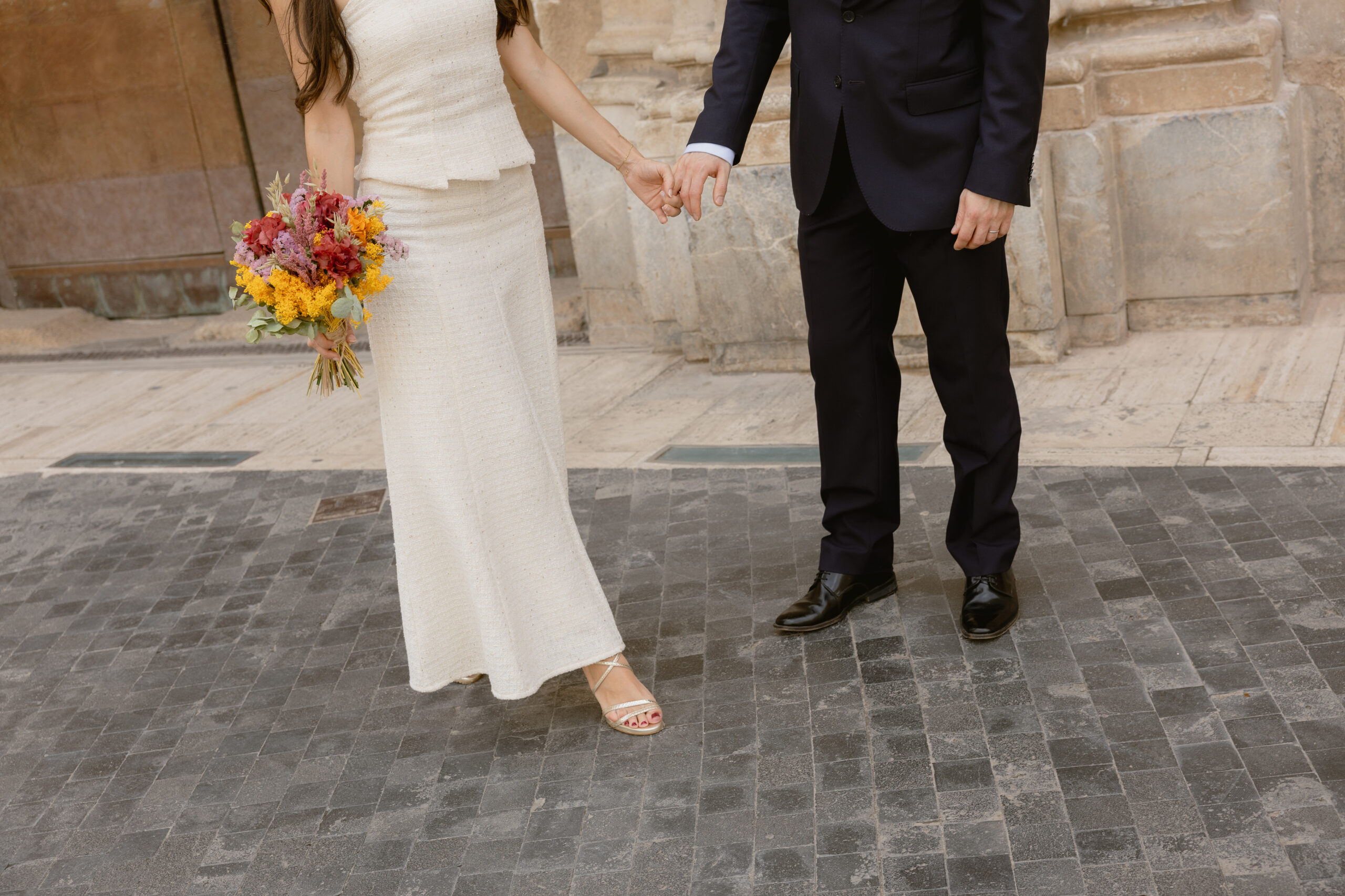 Novios paseando cogidos de la mano frente a la Catedral de Murcia — precio fotógrafo de bodas Sergio Bodas