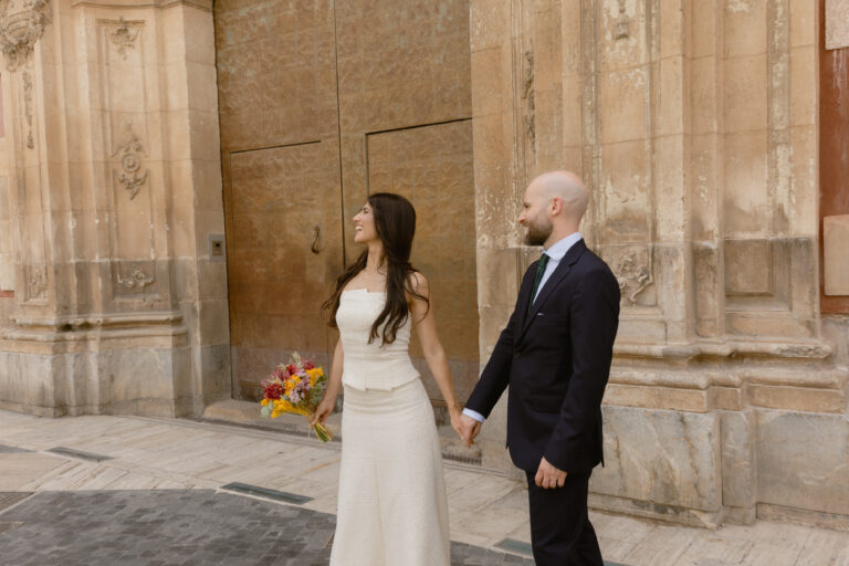 Novios en la plaza de la Catedral de Murcia por la tarde