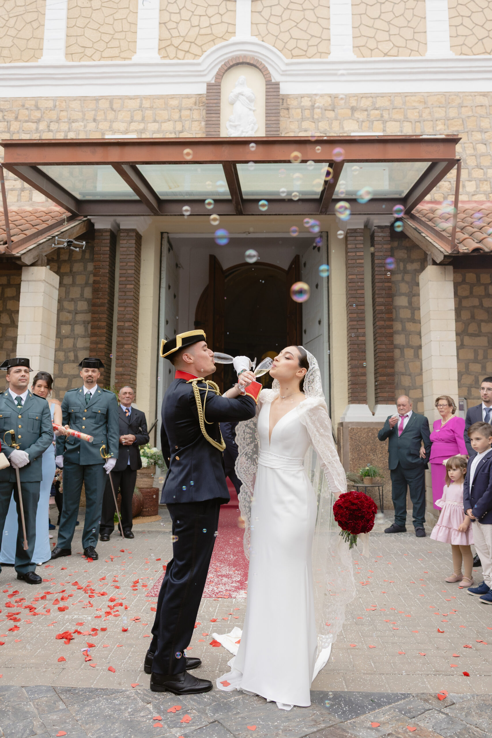 Salida de los novios de la iglesia con confeti — reportaje de boda en Murcia