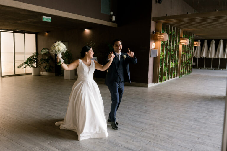 Entrada de los novios al salón del hotel Meliá en su boda en Alicante