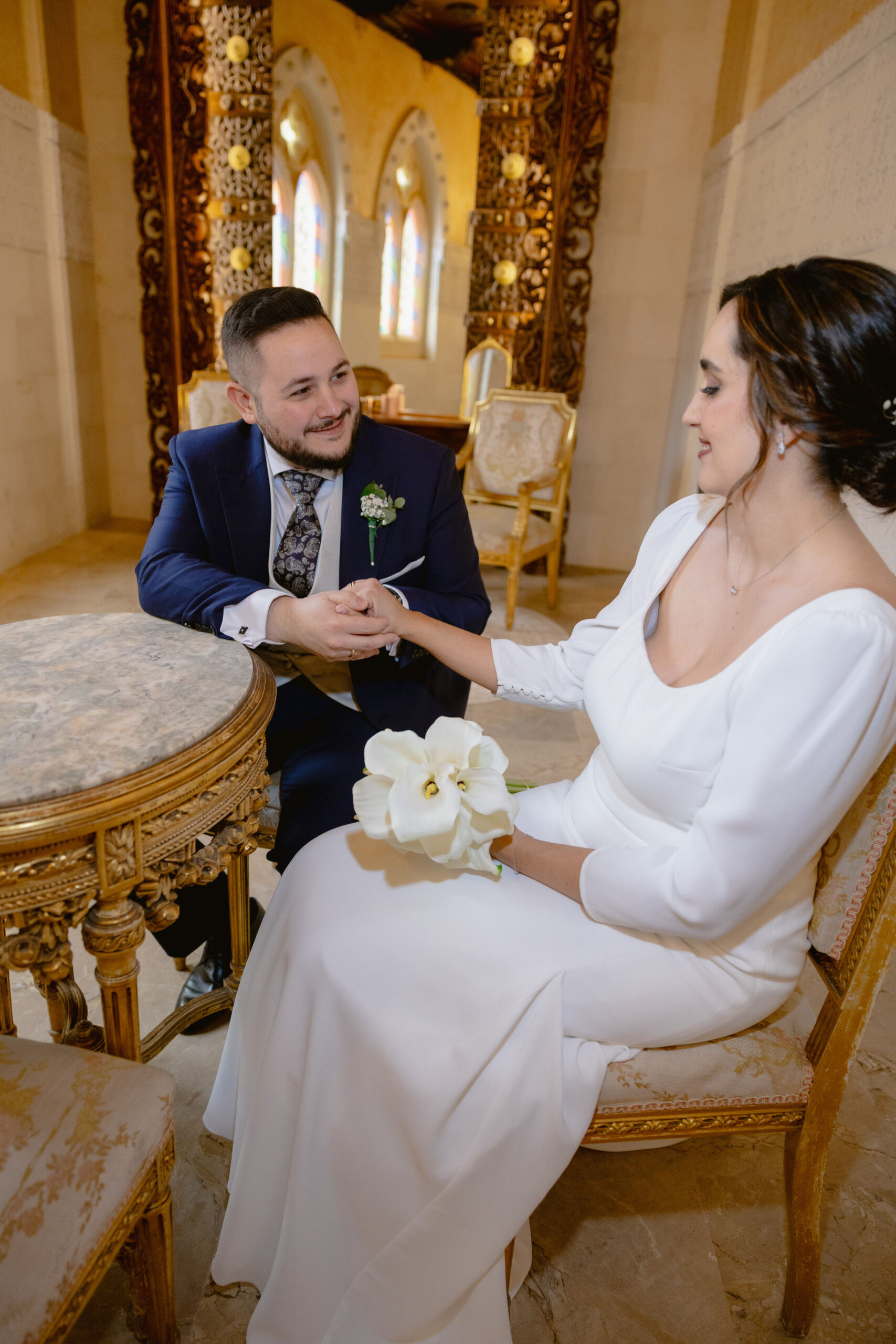 Novios sentados en el interior de una finca durante su boda en Torre Pacheco Murcia — fotógrafo de bodas Murcia precio Sergio Bodas