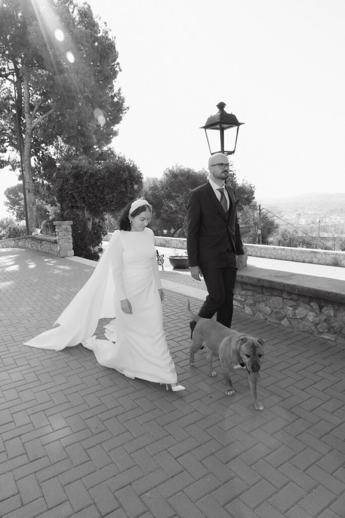 Novios paseando con su perro en el Seminario de Orihuela