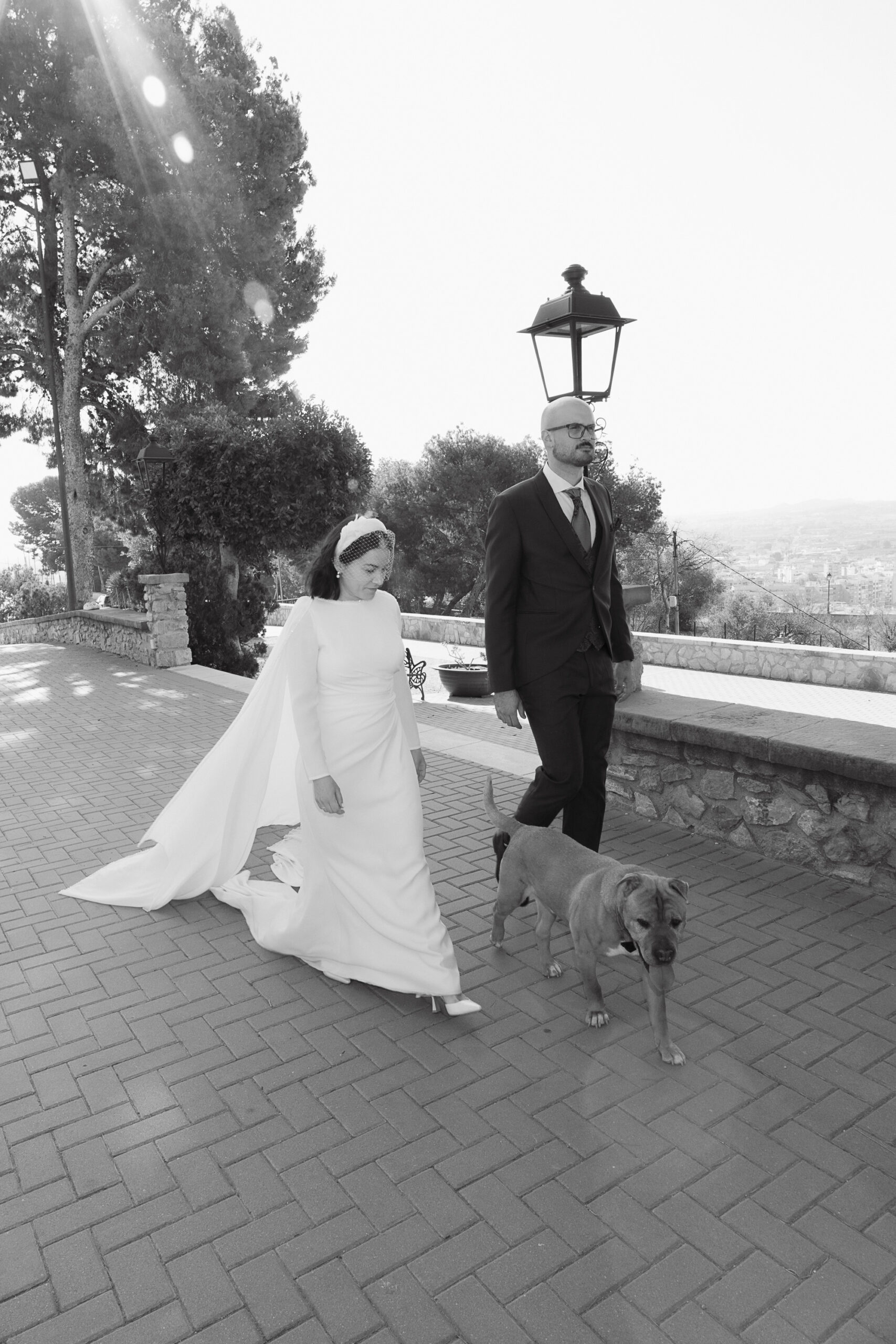 Los novios paseando con su perro por la terraza del Seminario de Orihuela durante el reportaje de postboda
