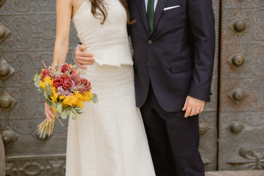 Novios con el ramo paseando por una calle de Murcia