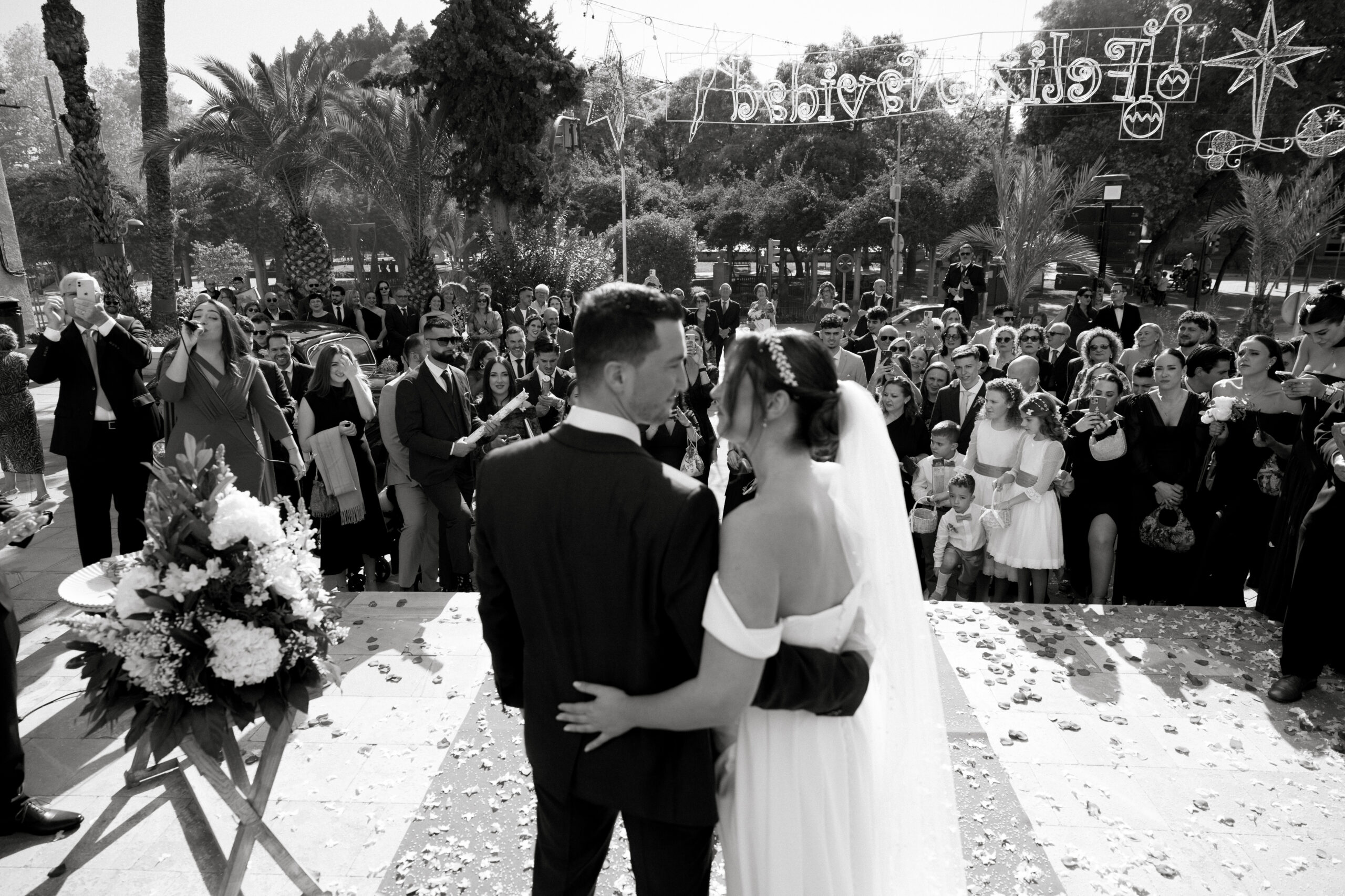 Salida de los novios de la iglesia en Murcia — reportaje documental de boda por Sergio Bodas