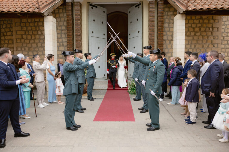 Salida de los novios de la iglesia entre los invitados en una boda en Murcia