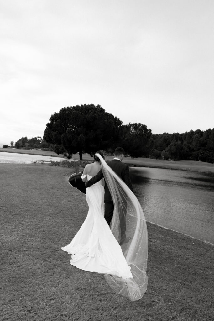 Novios bajo el velo junto al lago de Molina Real, en blanco y negro