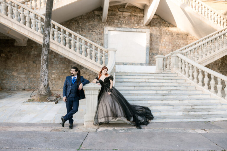 Novia con vestido negro en una escalinata del centro histórico de Cartagena