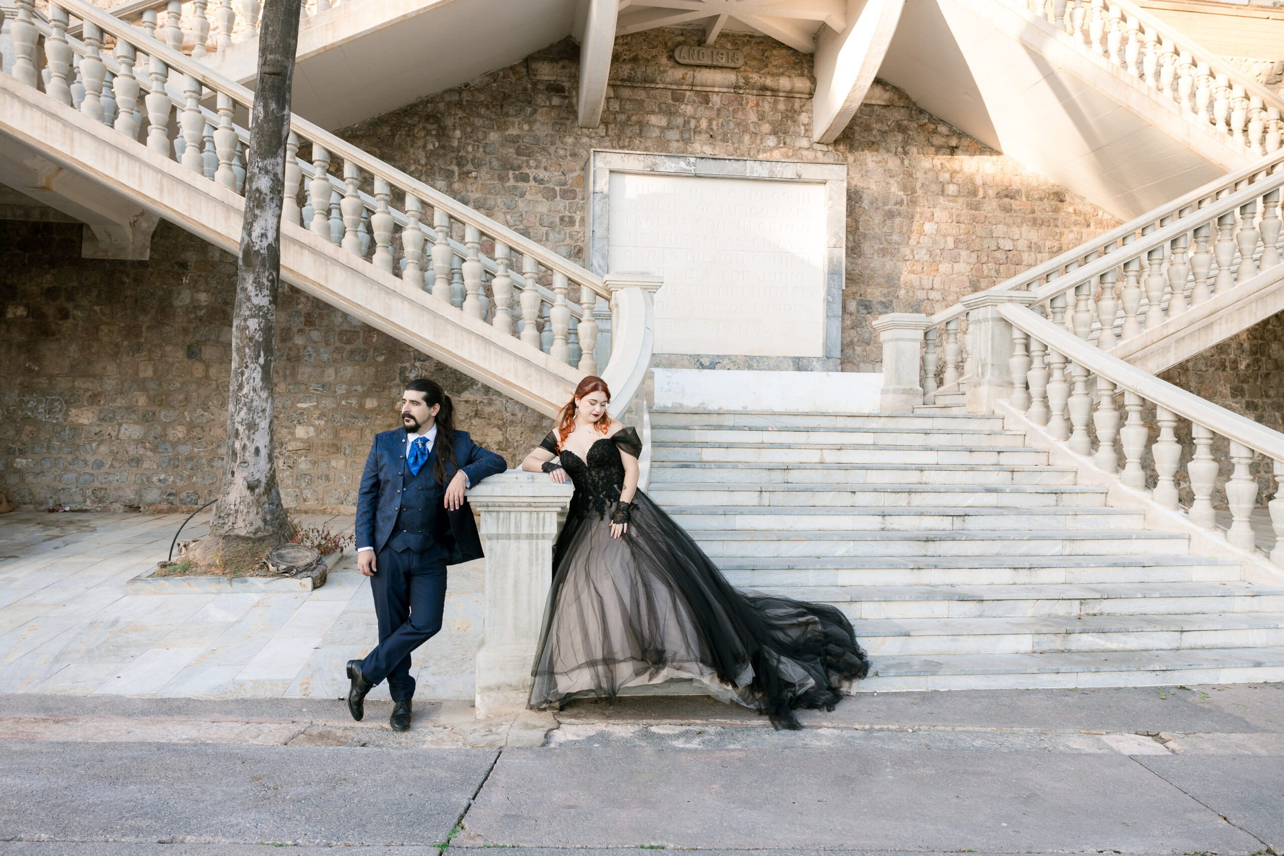 Novios con vestido negro en la escalinata del centro historico de Cartagena reportaje de boda Sergio Bodas
