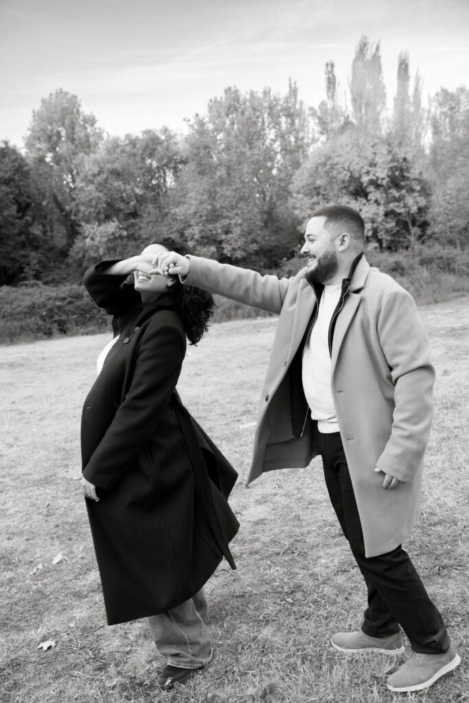 Pareja en su sesión preboda en las Fuentes del Marqués de Caravaca, en blanco y negro