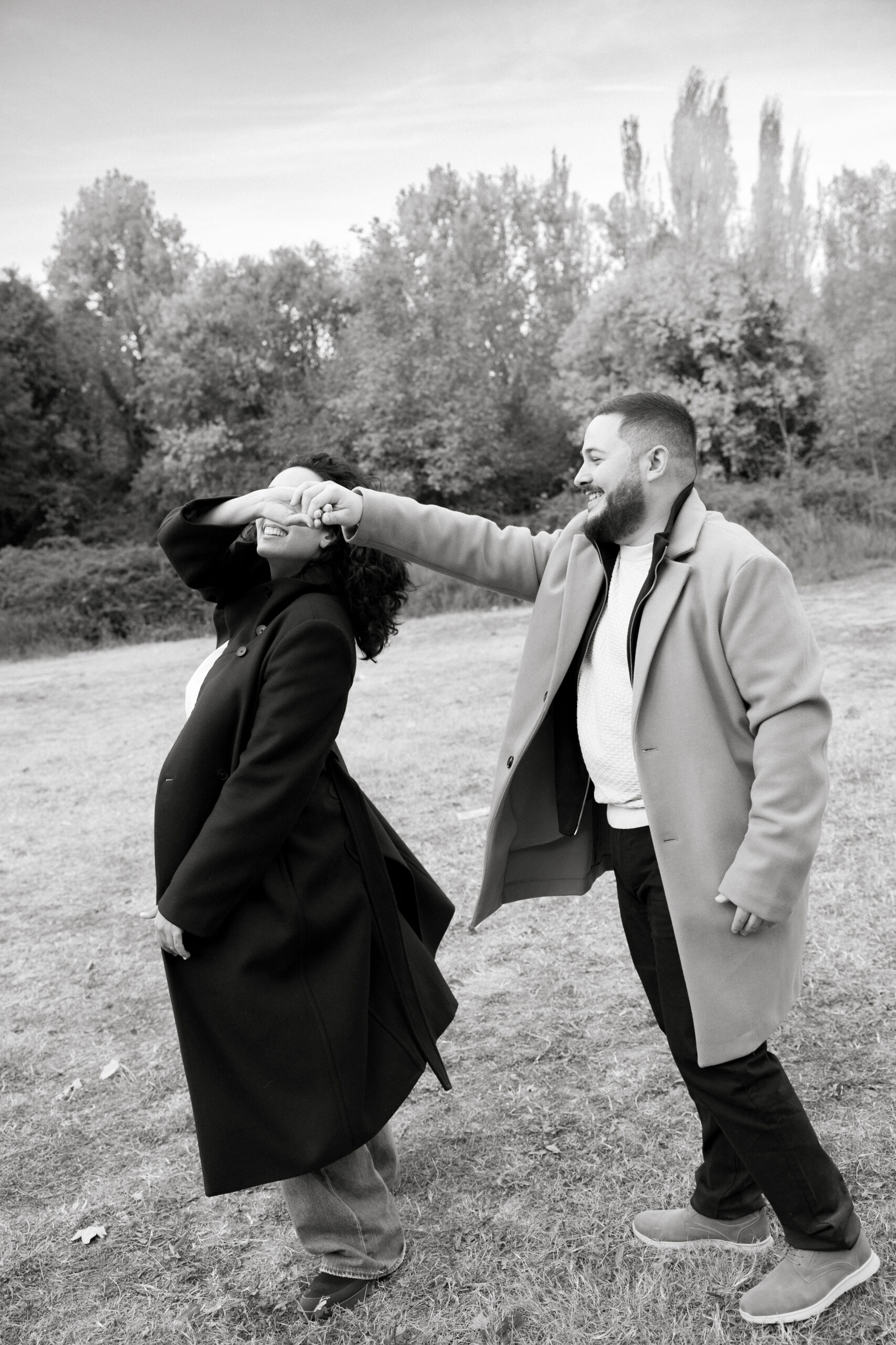 Pareja sesion preboda en Fuentes Marqués Caravaca de la Cruz blanco y negro fotografo Sergio Bodas