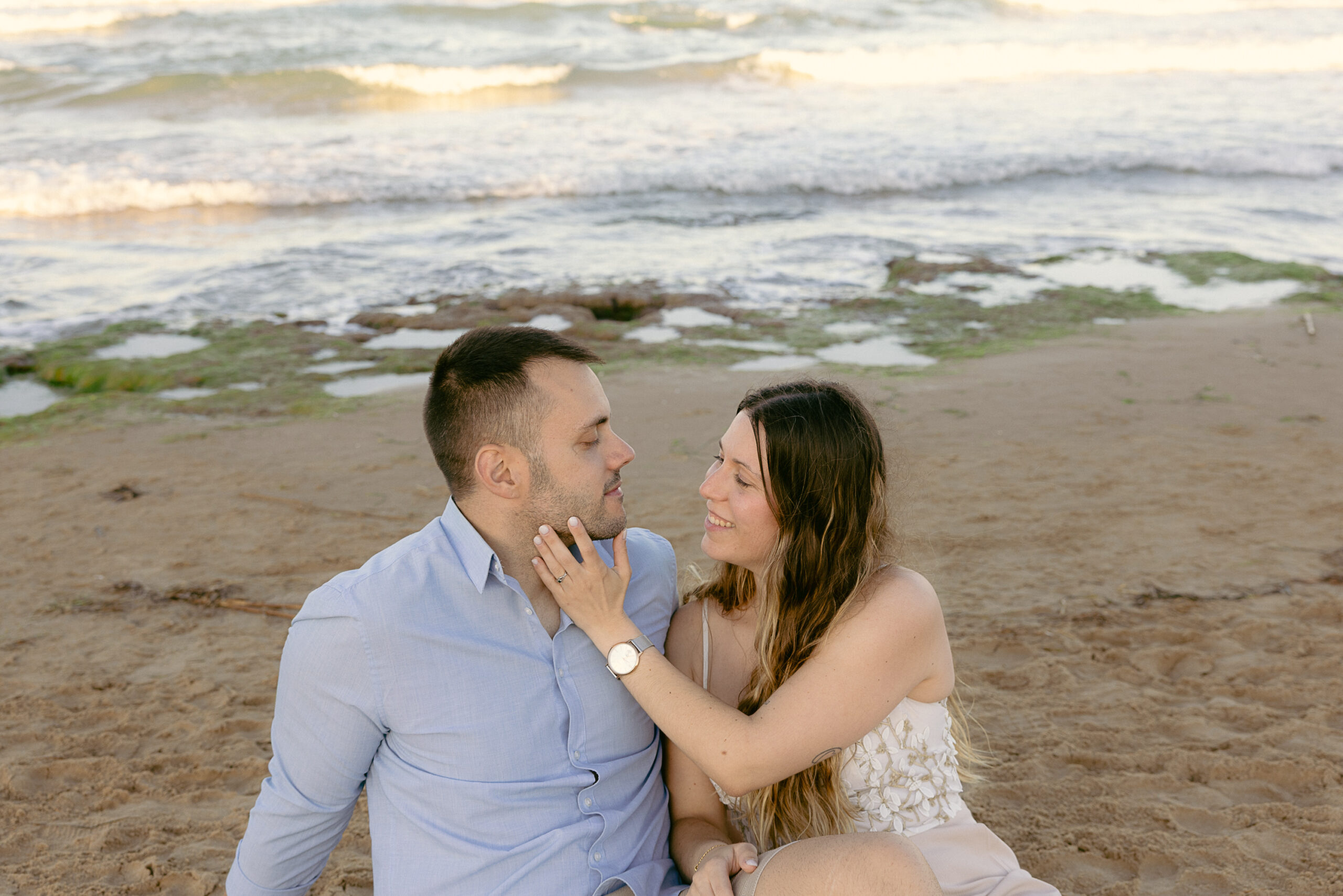 Pareja sesion preboda en la playa de Guardamar del Segura al atardecer fotografo Sergio Bodas