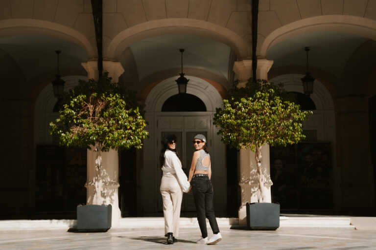 Pareja en su sesión preboda frente al Teatro Romea de Murcia