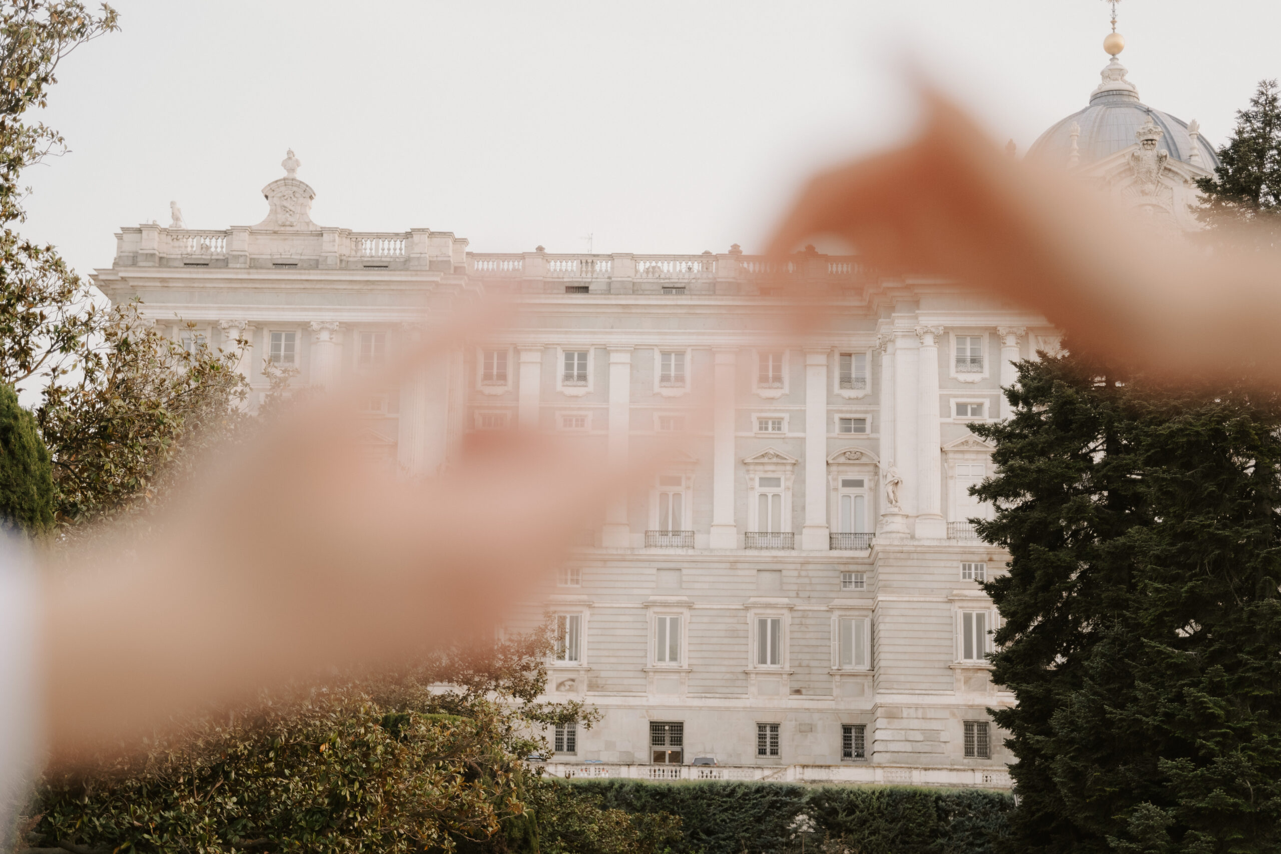 Reportaje de boda en los jardines del Palacio Real de Madrid fotografo documental Sergio Bodas