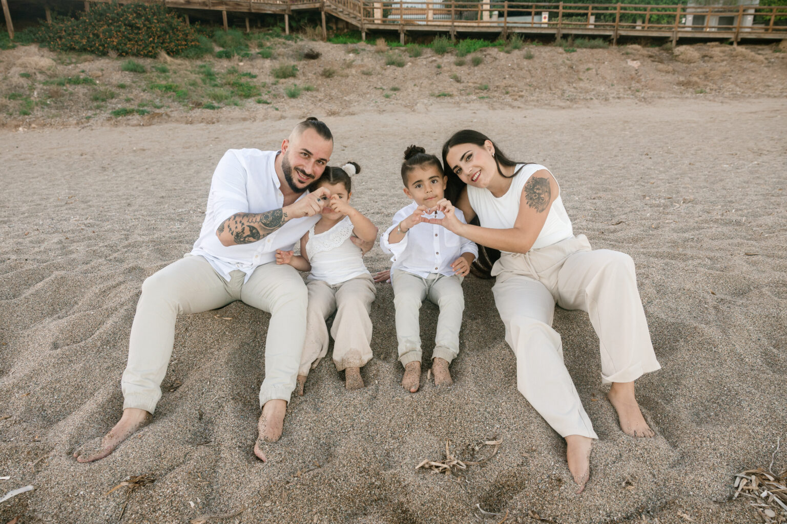 Familia durante su sesión de fotos en la playa de Bolnuevo, en Mazarrón