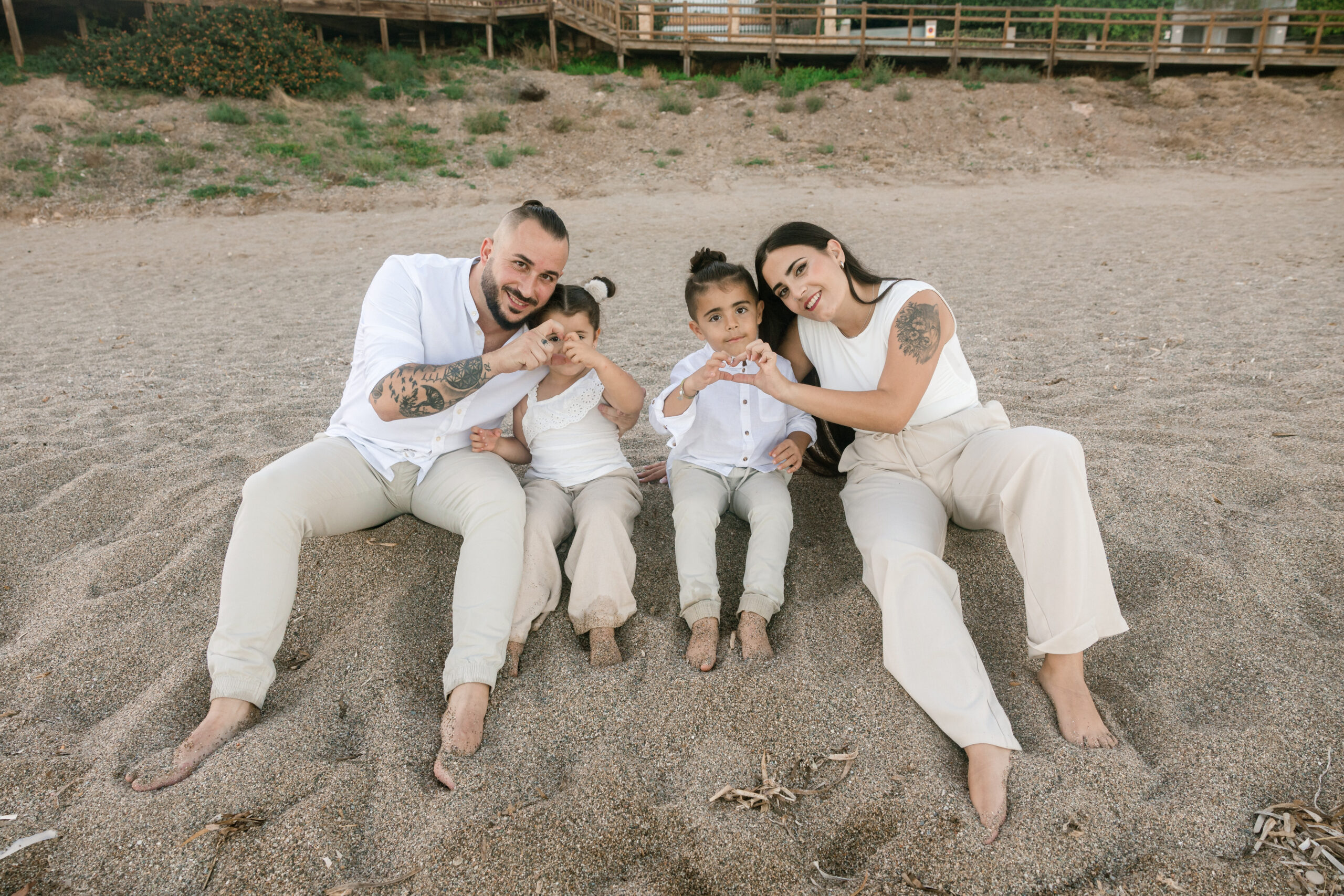 Sesion fotografica de familia en la playa de Bolnuevo Mazarron Murcia fotografo Sergio Bodas